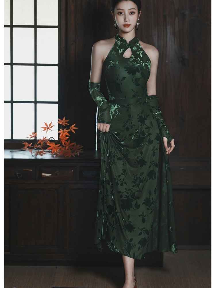 Green dance Qiapo and cheongsamFeaturing an elegant display of an array of items including a Green Qipao dress, a modern Qipao shirt and a sexy Cheongsam, this collection presents a blend of traditional and modern styles. The modern Cheongsam dress, along with the Cheongsam modern top, redefines traditional aesthetics with a contemporary twist. Adding an element of allure is the sexy Cheongsam lingerie, complemented by a Cheongsam shirt in comfortable fabric.