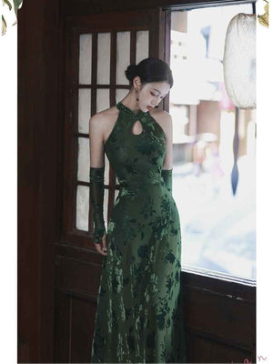 Green dance Qiapo and cheongsam Featuring an elegant display of an array of items including a Green Qipao dress, a modern Qipao shirt and a sexy Cheongsam, this collection presents a blend of traditional and modern styles. The modern Cheongsam dress, along with the Cheongsam modern top, redefines traditional aesthetics with a contemporary twist. Adding an element of allure is the sexy Cheongsam lingerie, complemented by a Cheongsam shirt in comfortable fabric.