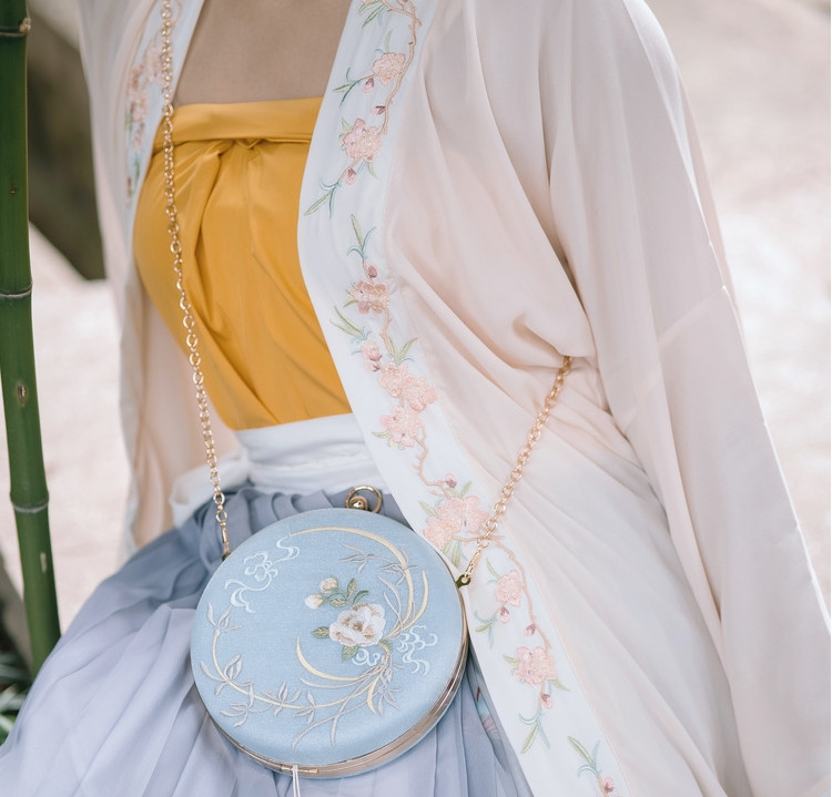 hanfu\qipao embroidered hard shelled bag -A stunning Hanfu/Qipao inspired hard shelled bag featuring intricate embroidery and a spacious interior. Perfect for everyday use or special events, this beautiful bag showcases the fusion of traditional Chinese fashion and modern design. Shop now to upgrade your accessories collection with this must-have piece of cultural heritage and stylish design