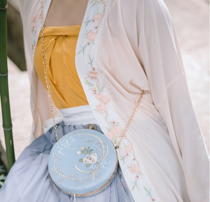 hanfu\qipao embroidered hard shelled bag -A stunning Hanfu/Qipao inspired hard shelled bag featuring intricate embroidery and a spacious interior. Perfect for everyday use or special events, this beautiful bag showcases the fusion of traditional Chinese fashion and modern design. Shop now to upgrade your accessories collection with this must-have piece of cultural heritage and stylish design