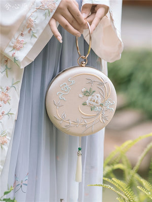 hanfu\qipao embroidered hard shelled bag -A stunning Hanfu/Qipao inspired hard shelled bag featuring intricate embroidery and a spacious interior. Perfect for everyday use or special events, this beautiful bag showcases the fusion of traditional Chinese fashion and modern design. Shop now to upgrade your accessories collection with this must-have piece of cultural heritage and stylish design