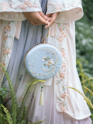 hanfu\qipao embroidered hard shelled bag - A stunning Hanfu/Qipao inspired hard shelled bag featuring intricate embroidery and a spacious interior. Perfect for everyday use or special events, this beautiful bag showcases the fusion of traditional Chinese fashion and modern design. Shop now to upgrade your accessories collection with this must-have piece of cultural heritage and stylish design