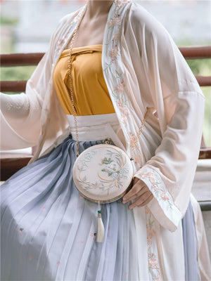 hanfu\qipao embroidered hard shelled bag A stunning Hanfu/Qipao inspired hard shelled bag featuring intricate embroidery and a spacious interior. Perfect for everyday use or special events, this beautiful bag showcases the fusion of traditional Chinese fashion and modern design. Shop now to upgrade your accessories collection with this must-have piece of cultural heritage and stylish design