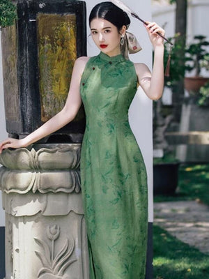 A green silk Cheongsam featuring puff sleeves, perfect for modern weddings and formal occasions. This custom-made, cosplay-friendly Cheongsam, available in plus sizes, merges tradition with modern cheongsam patterns and design elements such as short dress style and dress slits. Styled with a modern Cheongsam top, it is the epitome of contemporary fashion. Sold in USA and worldwide