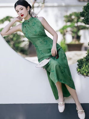 A green silk Cheongsam featuring puff sleeves, perfect for modern weddings and formal occasions. This custom-made, cosplay-friendly Cheongsam, available in plus sizes, merges tradition with modern cheongsam patterns and design elements such as short dress style and dress slits. Styled with a modern Cheongsam top, it is the epitome of contemporary fashion. Sold in USA and worldwide