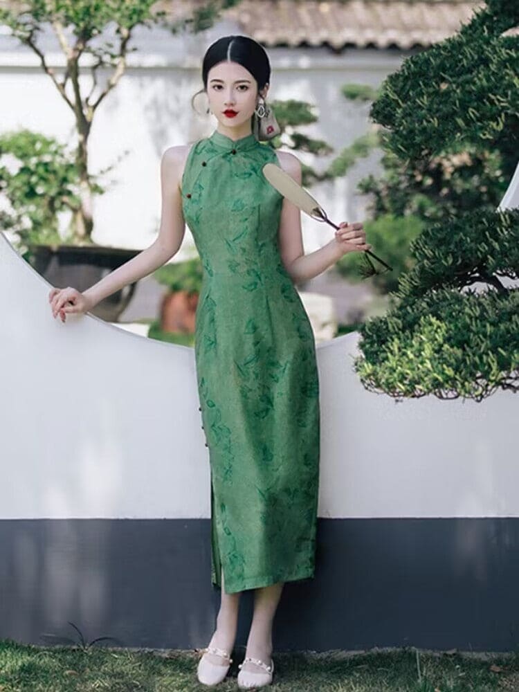 A green silk Cheongsam featuring puff sleeves, perfect for modern weddings and formal occasions. This custom-made, cosplay-friendly Cheongsam, available in plus sizes, merges tradition with modern cheongsam patterns and design elements such as short dress style and dress slits. Styled with a modern Cheongsam top, it is the epitome of contemporary fashion. Sold in USA and worldwide