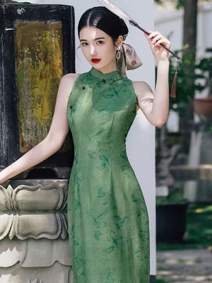 A green silk Cheongsam featuring puff sleeves, perfect for modern weddings and formal occasions. This custom-made, cosplay-friendly Cheongsam, available in plus sizes, merges tradition with modern cheongsam patterns and design elements such as short dress style and dress slits. Styled with a modern Cheongsam top, it is the epitome of contemporary fashion. Sold in USA and worldwide