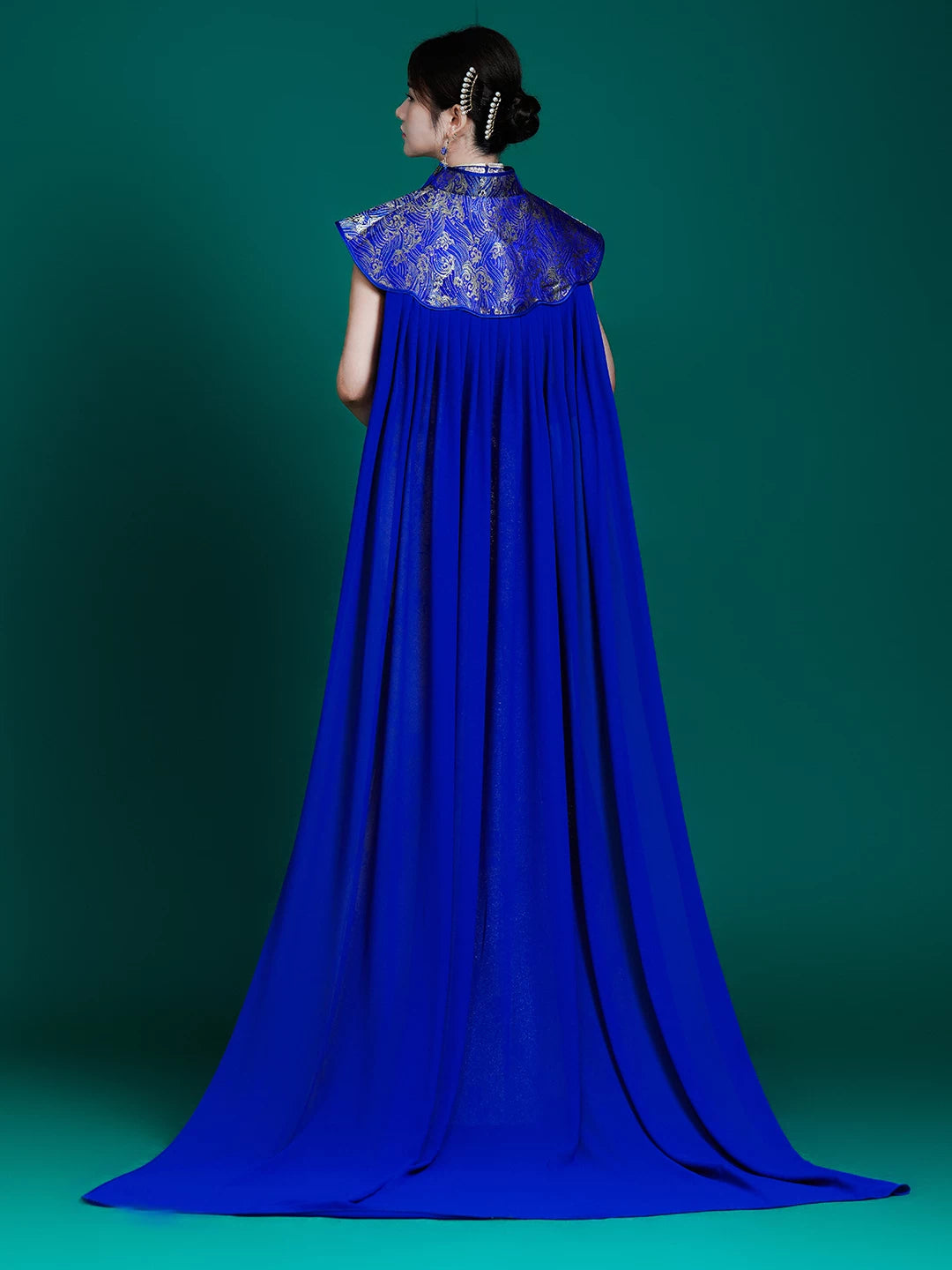 Authentic blue white porcelain catwalk dress cheongsam cape new chinese evening host long fishtail gown standing front