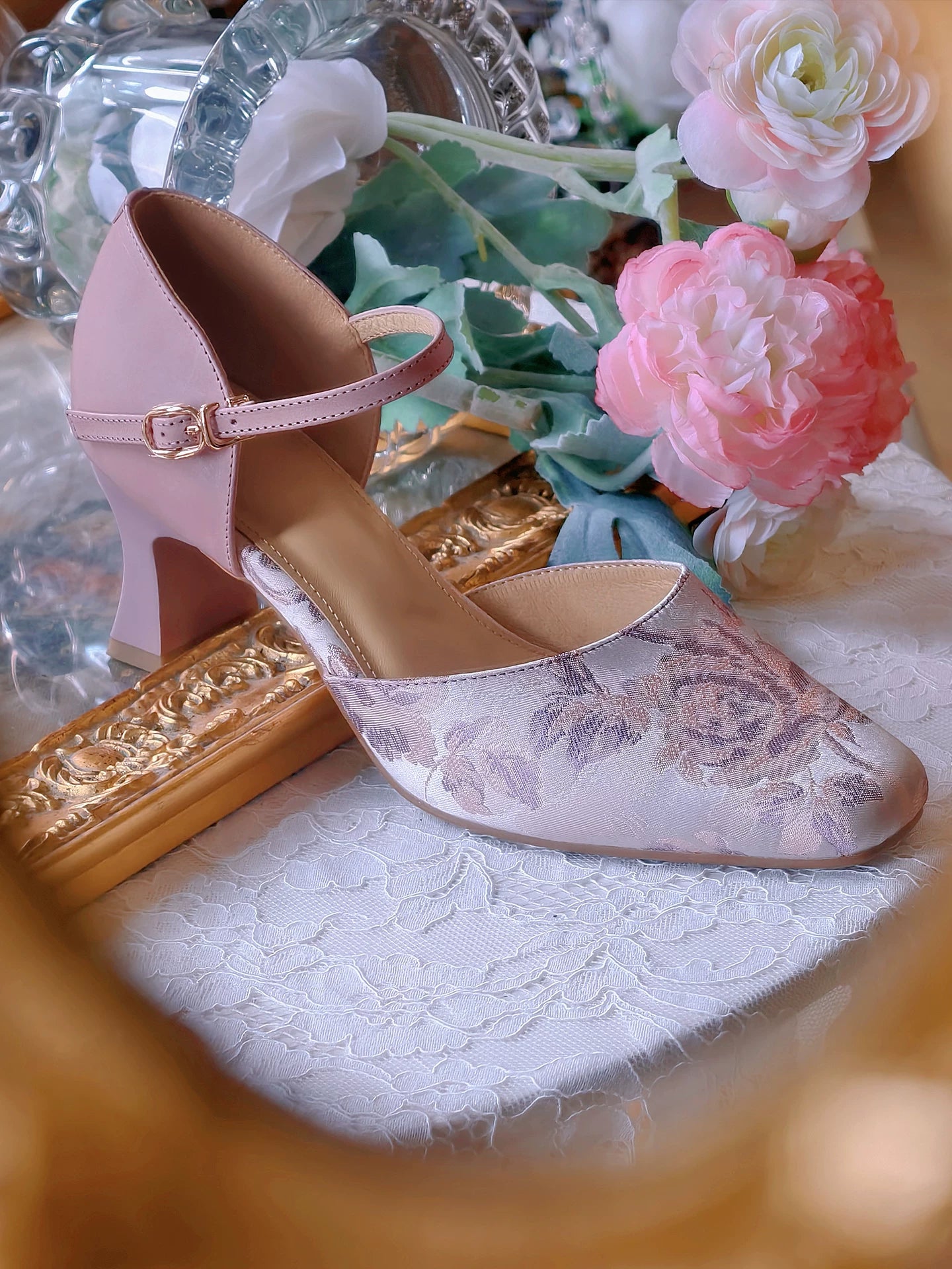 Authentic cheongsam heels pink lace floral t strap stiletto pumps chinese style wedding bridal shoes for qipao hanfu bride standing front