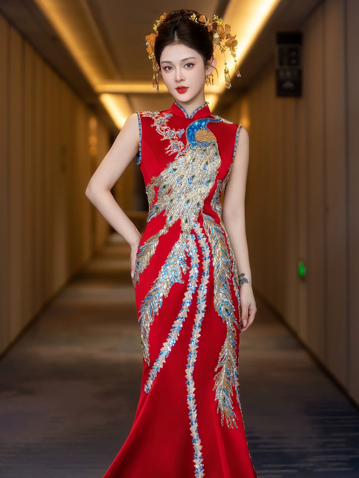  Authentic high end bridal xiuhe clothes thin engagement toasting dress luxury trailing cheongsam slim dragon phoenix return jacket standing front