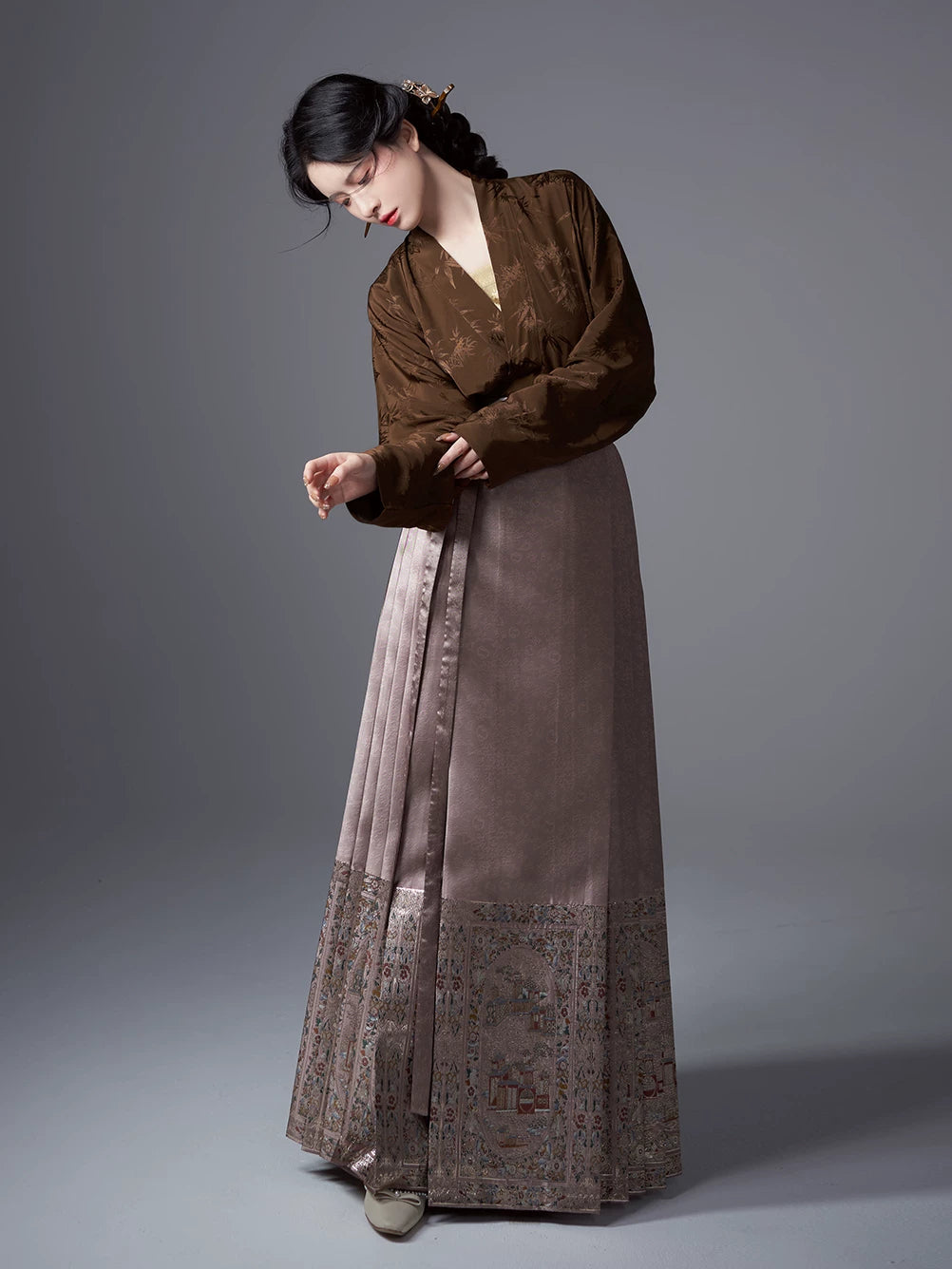 Authentic original ming hanfu set song jin dark jacquard fabric with plane sleeve and imitation flower horse dress standing front