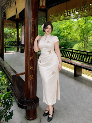 Complete plus size cheongsam set white jacquard short sleeve slim midi dress with mandarin collar side slit elegant garden style qipao full length view