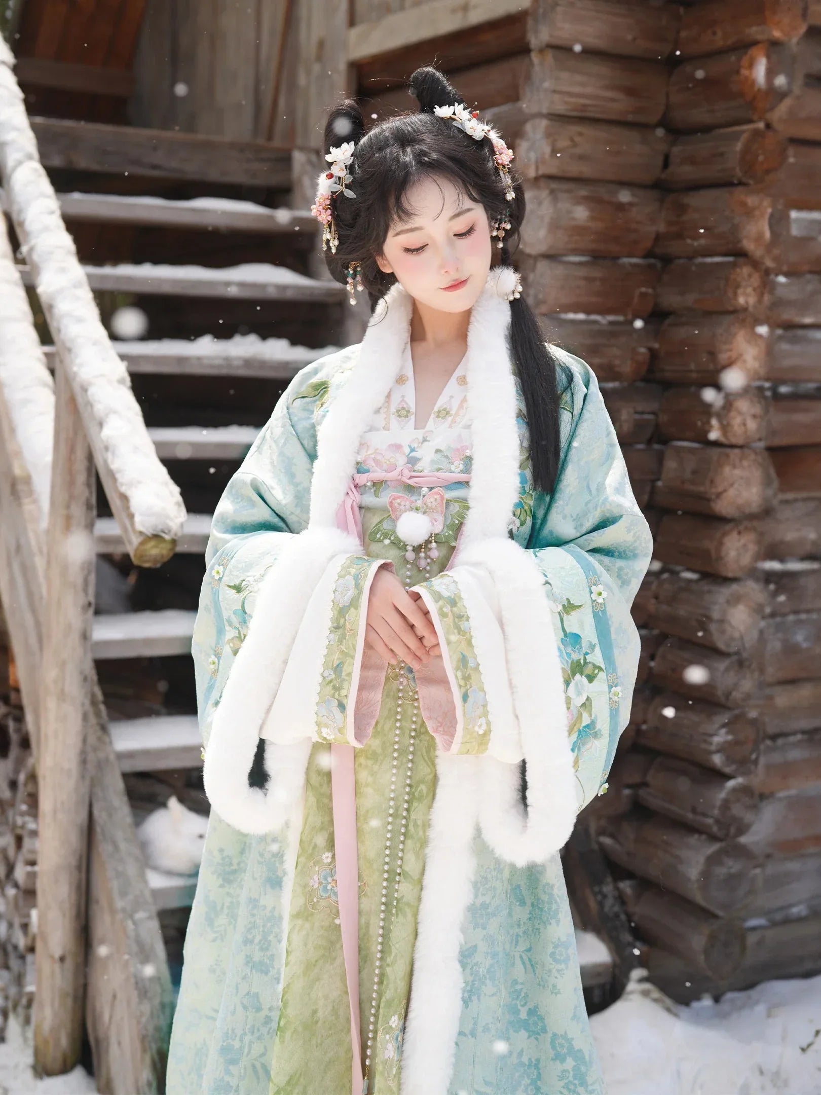 Verdant atelier tang inspired winter set cloak cross collar top and qi chest skirt hanfu for women fabric detail