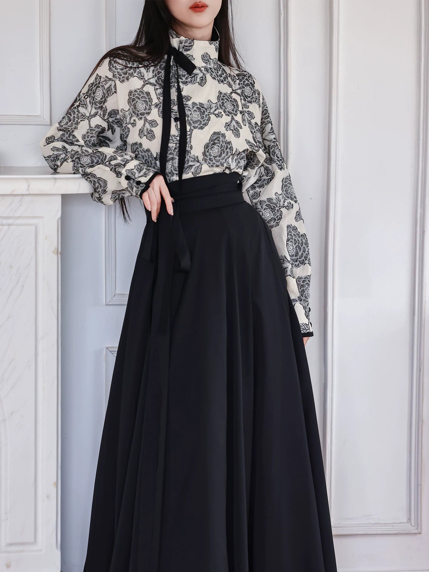 Elegant flower branch ink tang inspired hanfu set cotton linen mandarin collar top and black 6 meter pleated skirt side view
