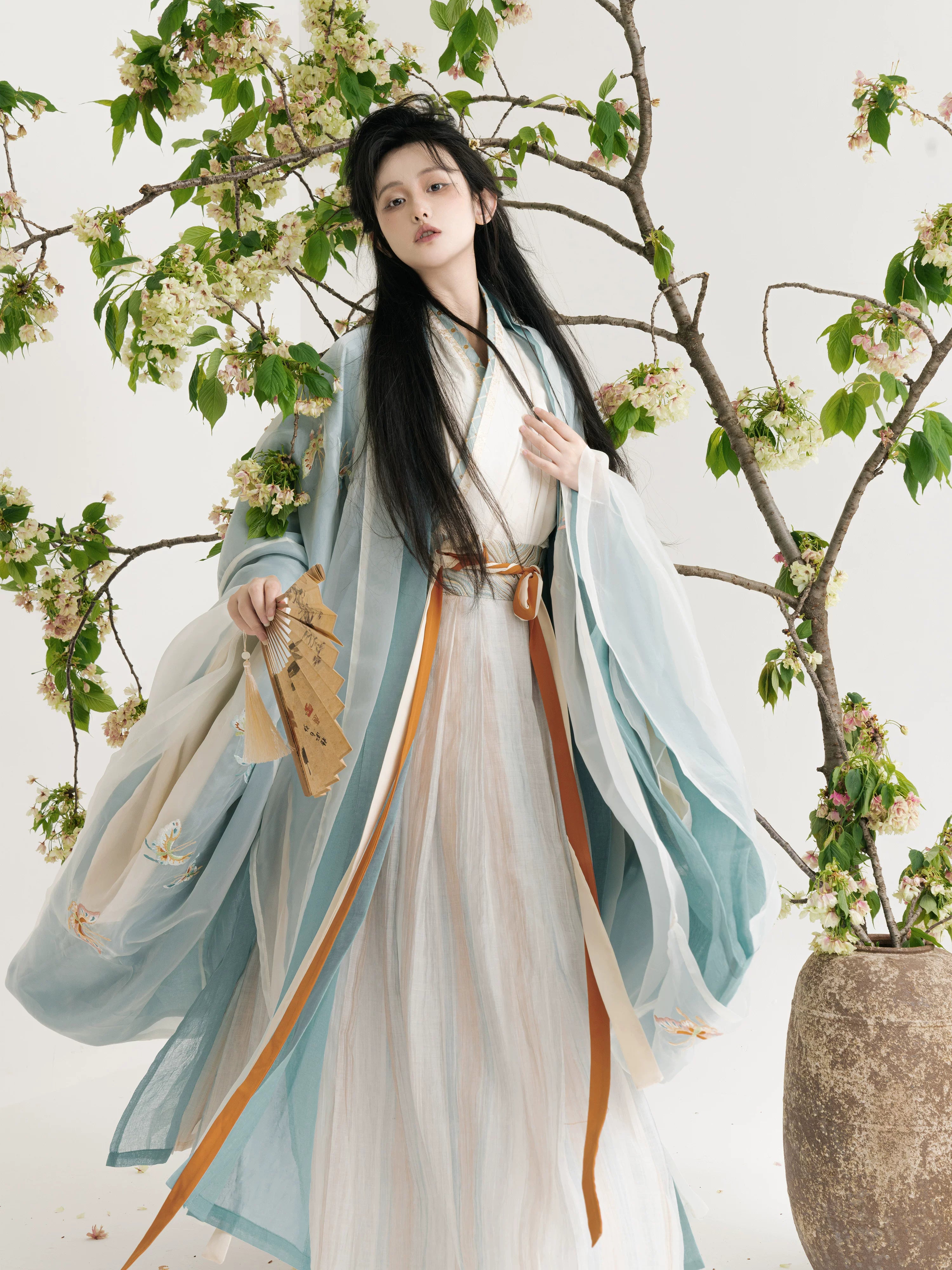 Elegant original hanfu yun mengze song dynasty style embroidered large sleeved collar pleated skirt for men and women side view

