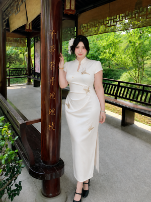 Elegant plus size cheongsam qipao white jacquard short sleeve slim midi dress with mandarin collar side slit elegant garden style for women side view