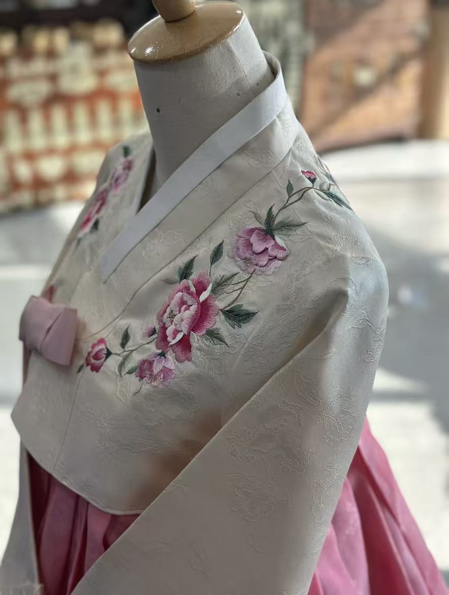 Embroidered korean hanbok set white jeogori pink skirt made in korea