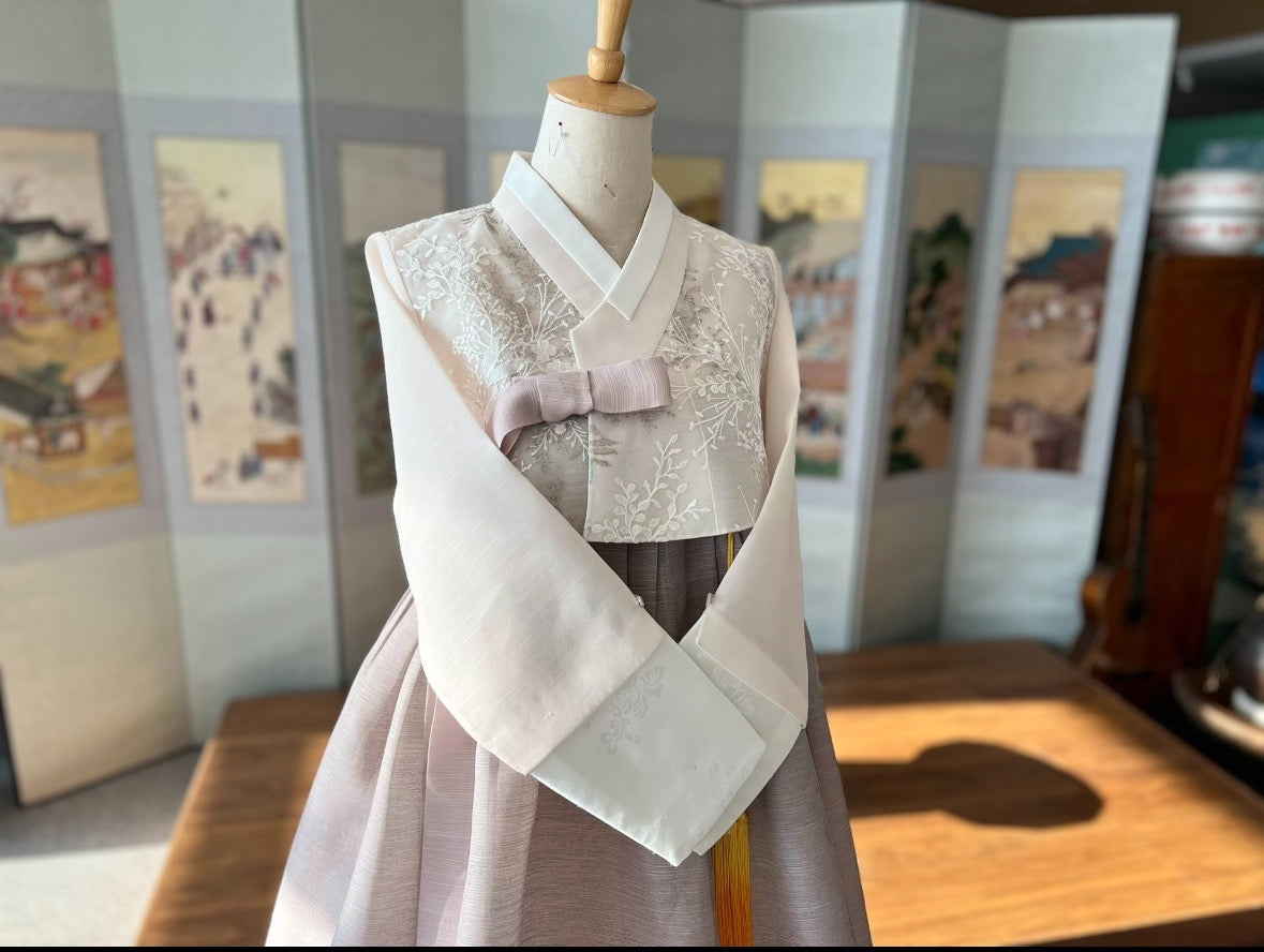  Hand embroidered floral hanbok set white jeogori and embroidered skirt for korean weddings and festivals