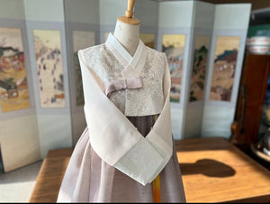  Hand embroidered floral hanbok set white jeogori and embroidered skirt for korean weddings and festivals