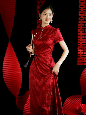 Red Kite Butterfly cheongsam bridal toast dress with traditional backdrop