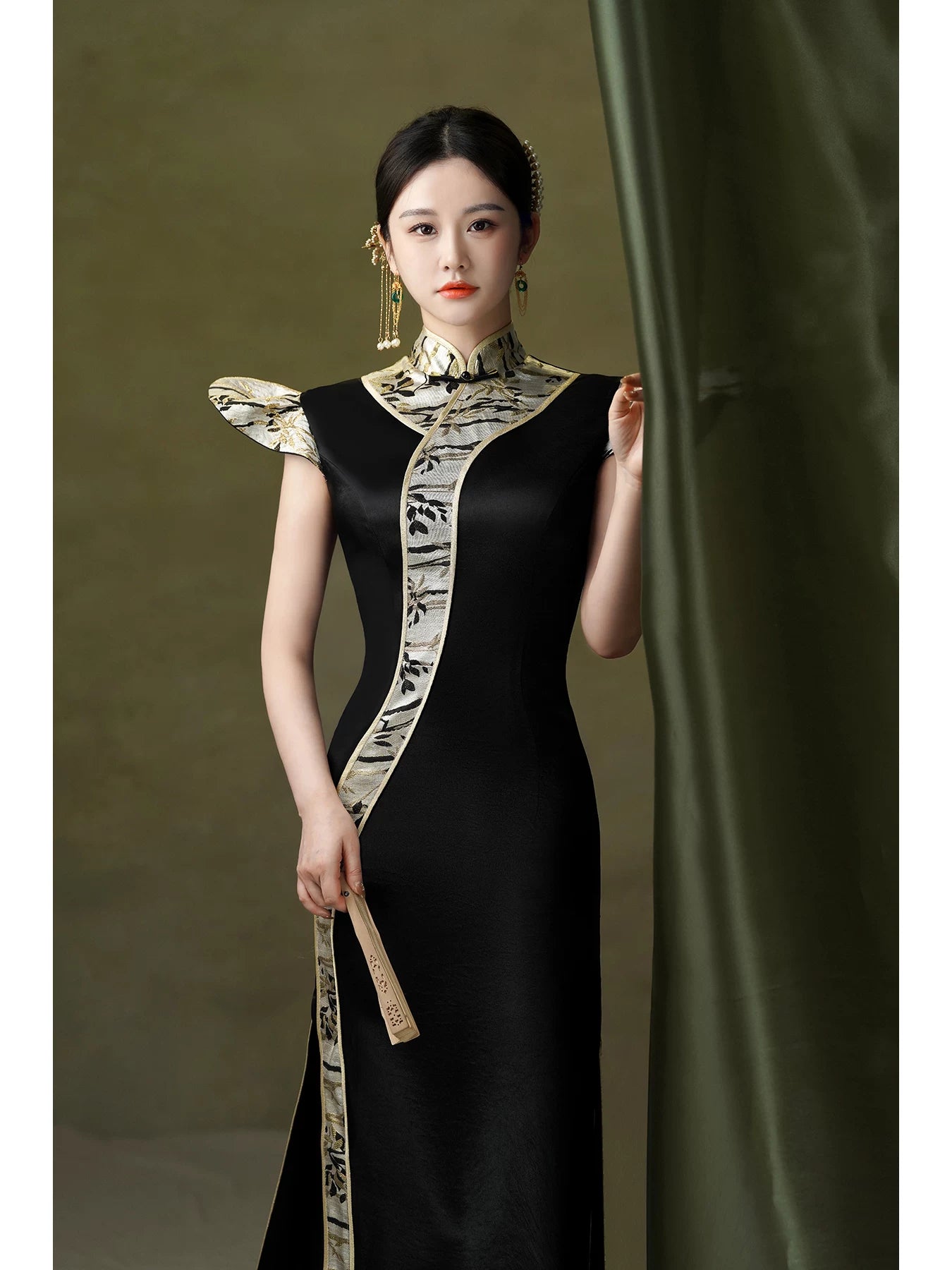  Improved new chinese trailing cheongsam high end atmospheric national style catwalk runway performance long dress for women fabric detail