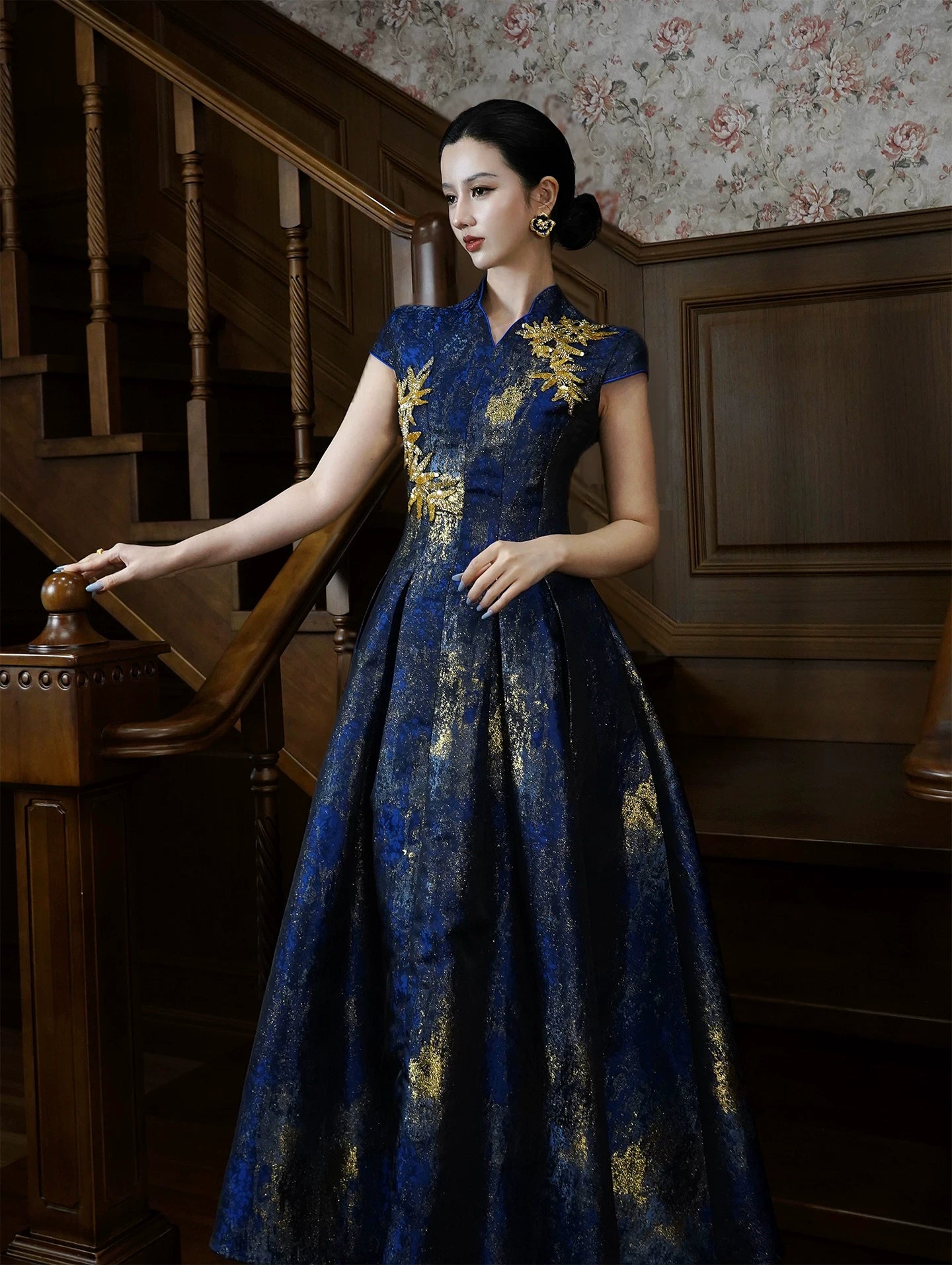 New chinese style fengqi jinhuang french court dress gold bead embroidered gilt sprinkled pendulum gown for women standing front

