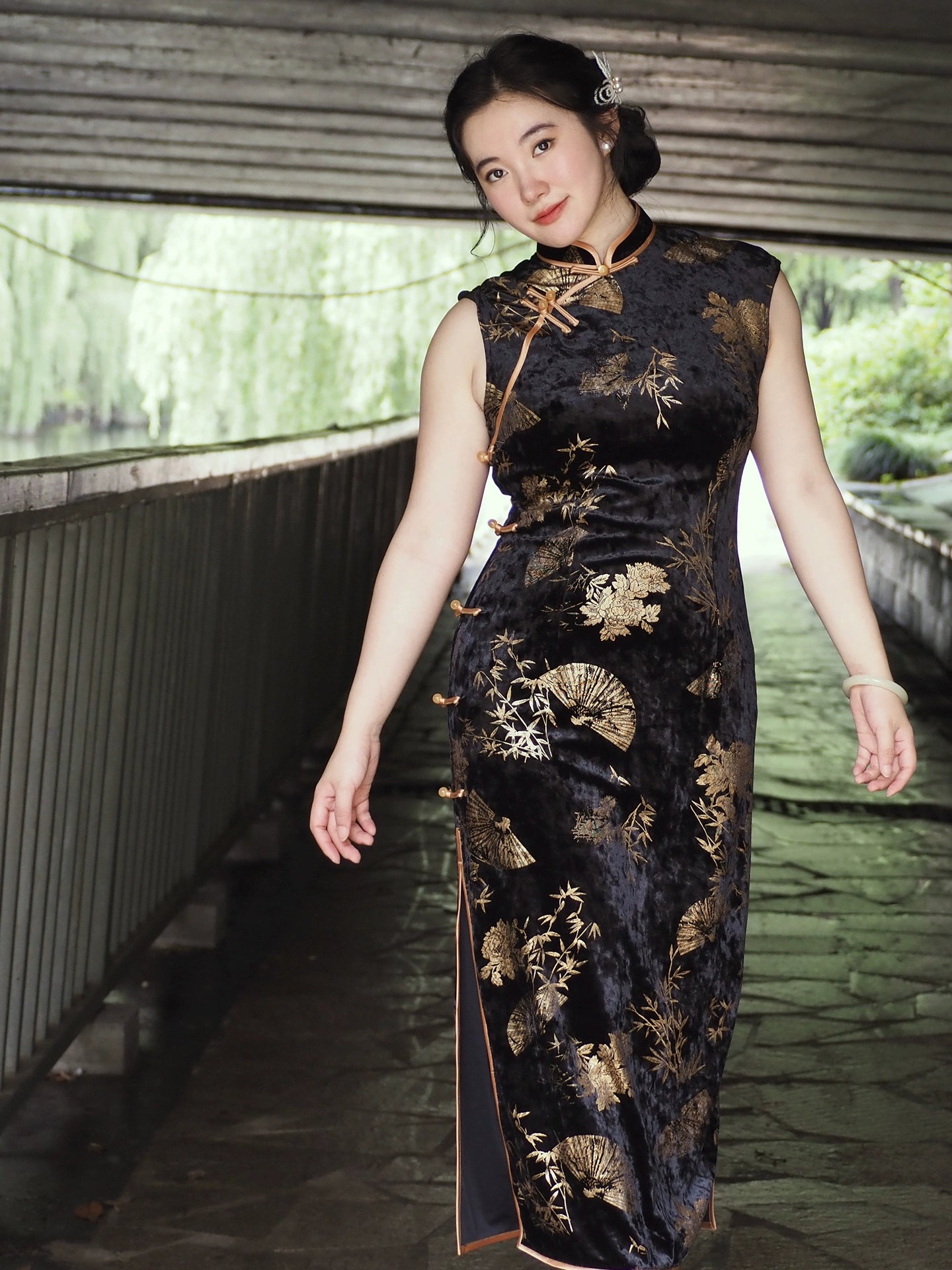 Plus Size Sleeveless Qipao – New Chinese Style Vintage-Inspired Gold Foil Cheongsam for Women