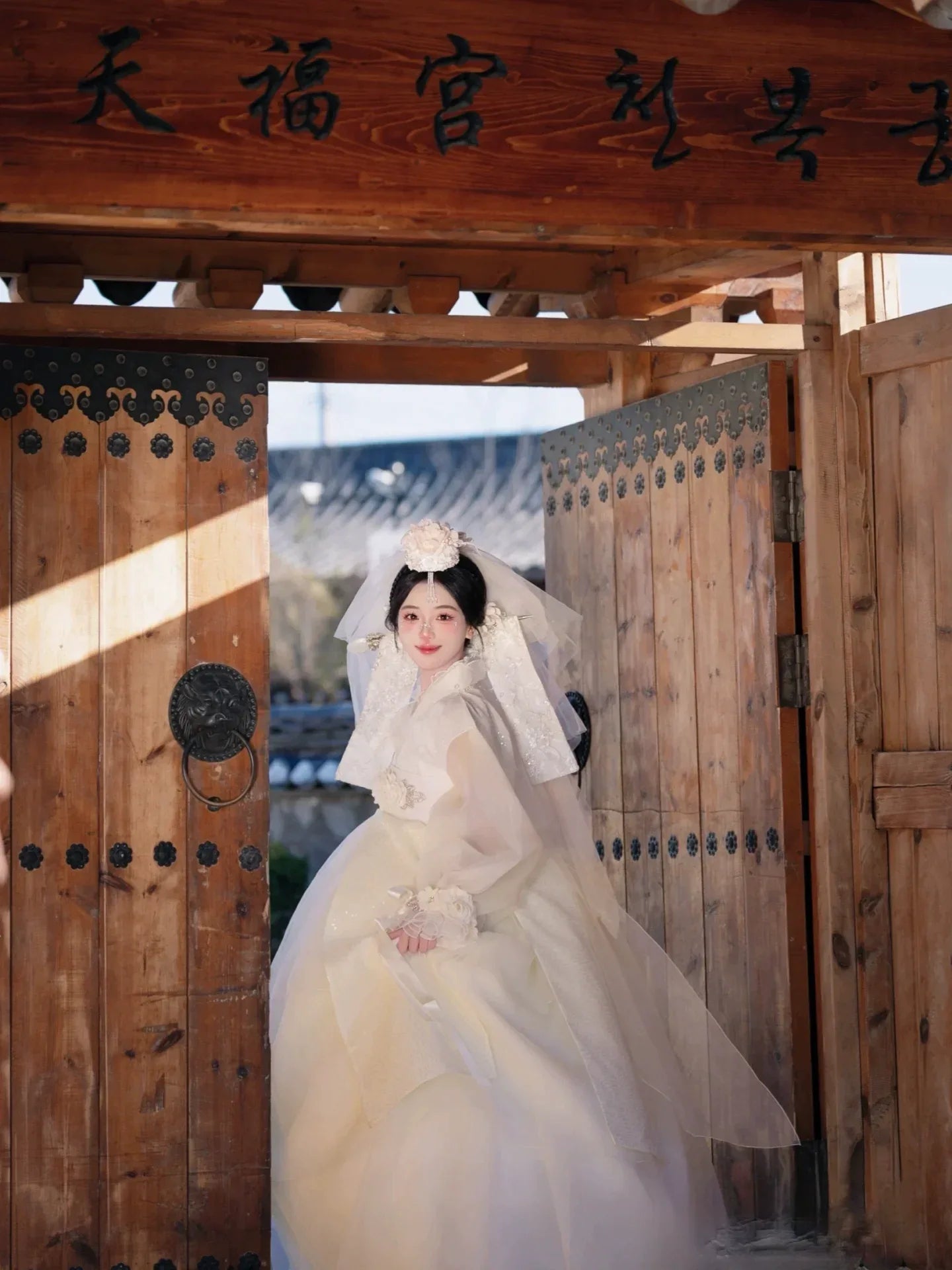 White Korean Wedding Hanbok | High-End Princess Dress | Traditional Bridal Photography White Korean Wedding Hanbok | High-End Princess Dress | Traditional Bridal Photography
