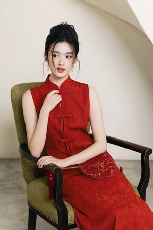 Seated portrait of vermilion red sleeveless cheongsam with round fan
