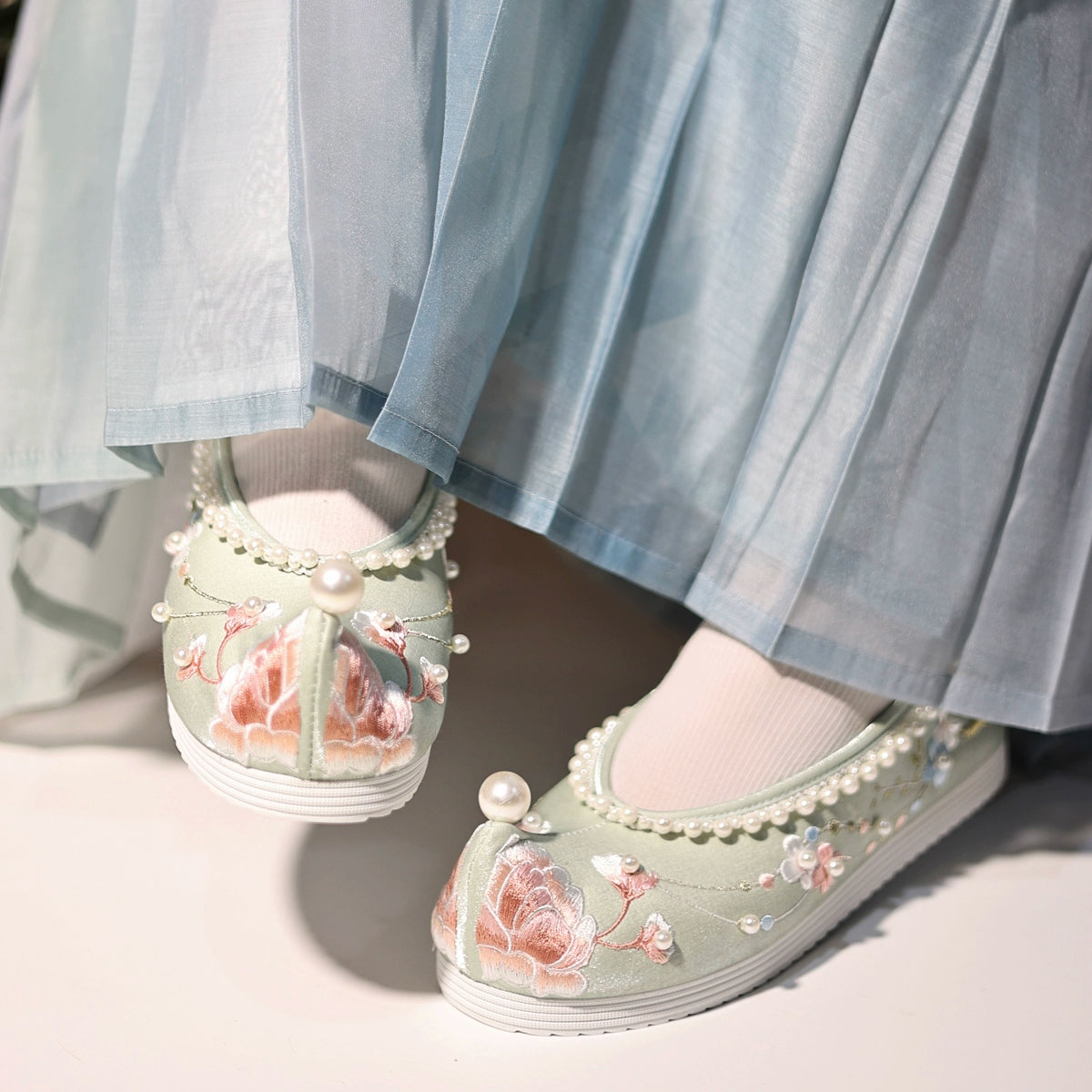 Step into tradition with our green hanfu shoes, inspired by ancient Chinese shoes and traditional Chinese shoes. Perfect for any occasion, these styles include Chinese mary jane shoes, elegant designs for Chinese shoes for women, and unique Chinese wrestling shoes.