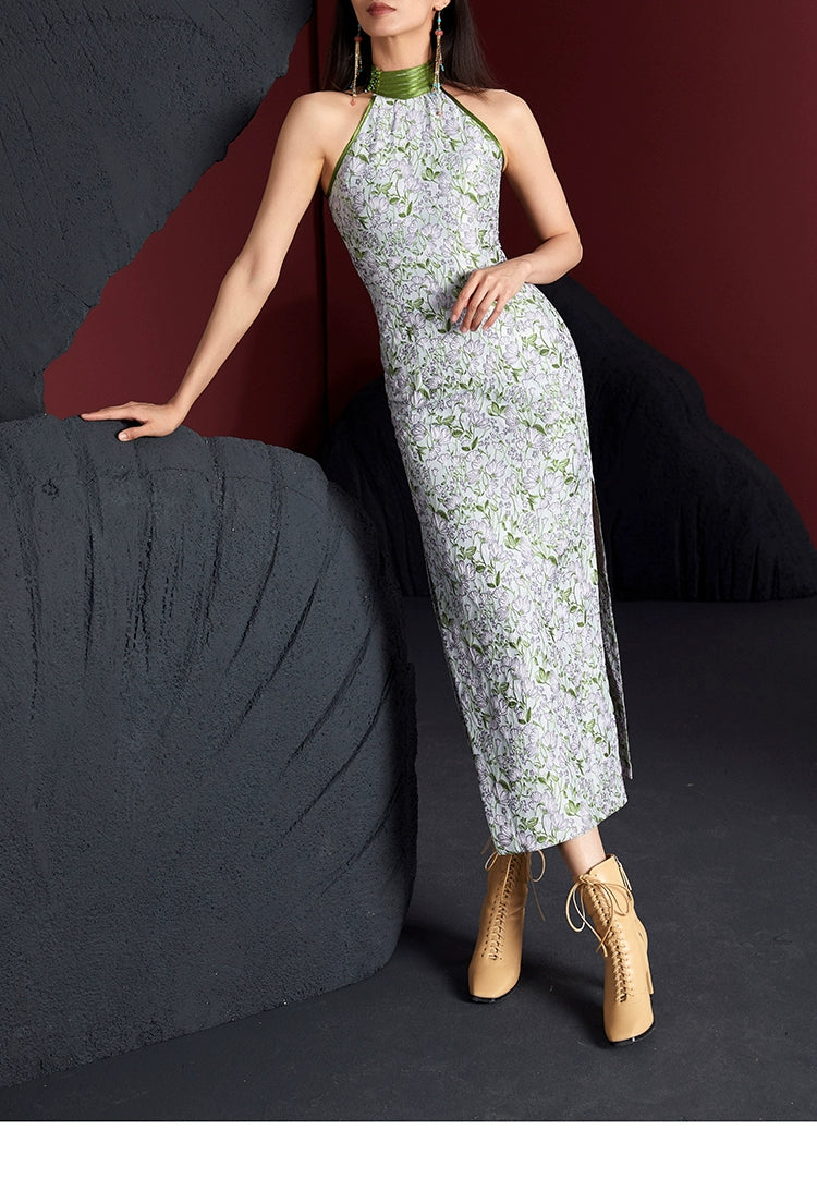 Retro sleeveless cheongsam dress with green floral jacquard fabric, high slit, and fitted silhouette. Styled with modern beige lace-up boots.