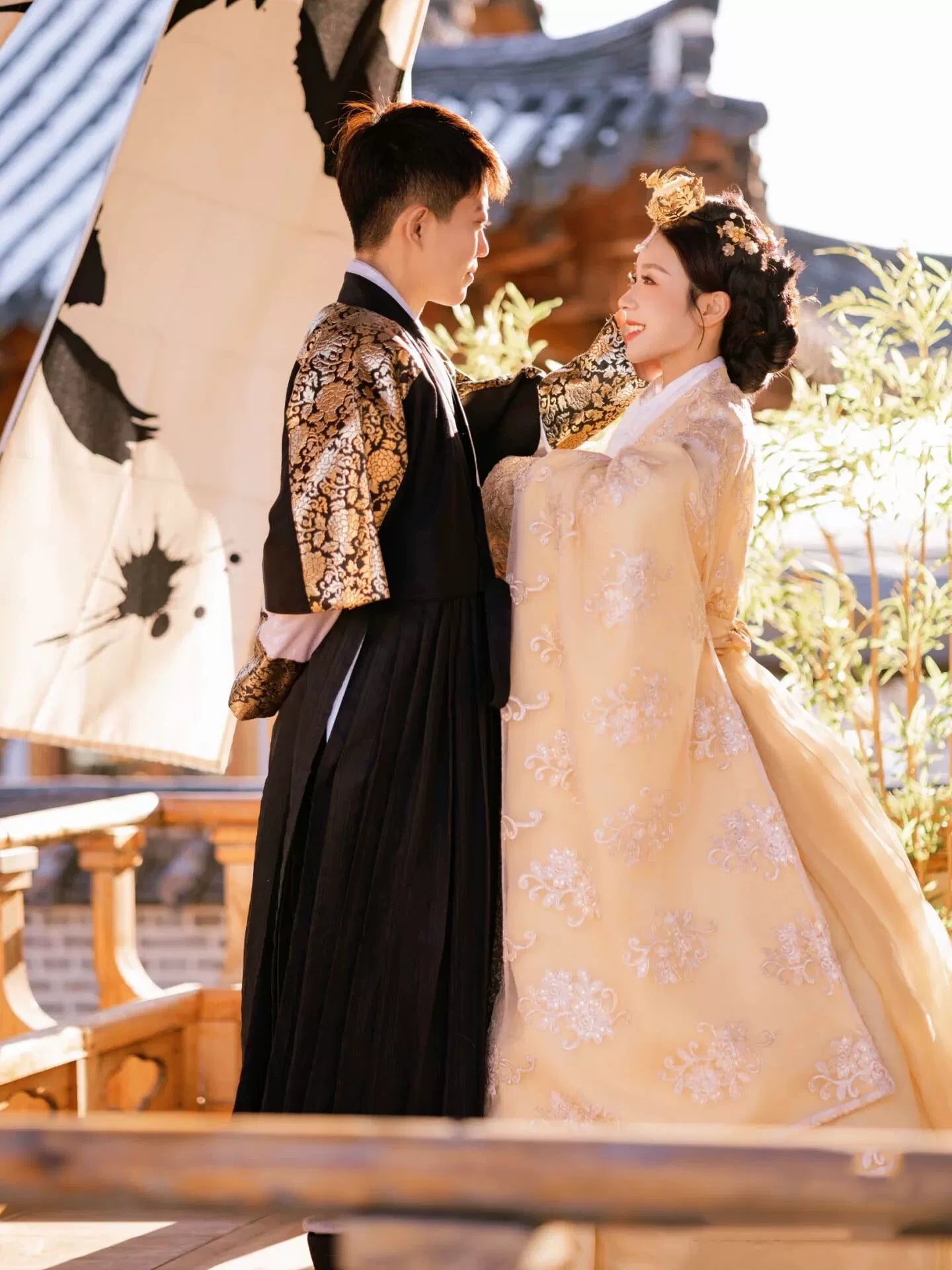 Couple Hanbok Wedding Outfit – Korean Palace Style Dress with Lace Detail for Summer Photoshoots