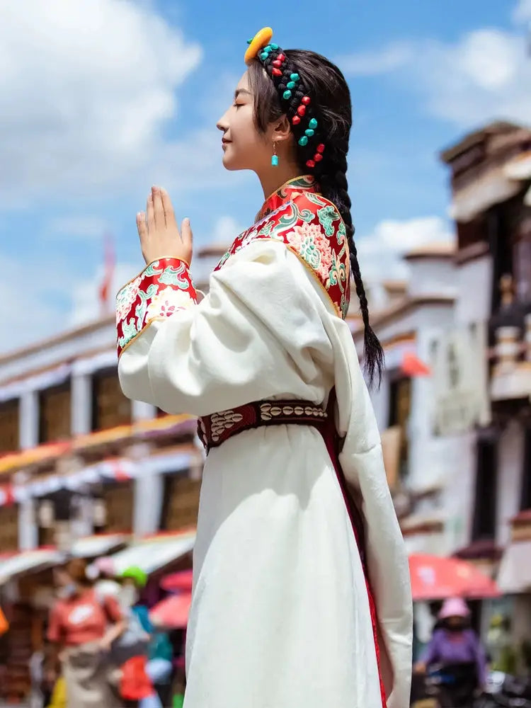 Noble Tibetan robe white Tibetan clothing