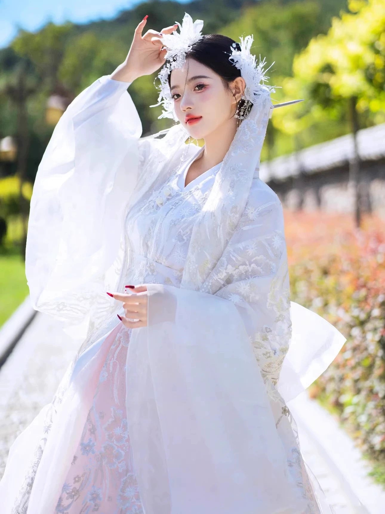 Luxury White&Pink hanbok Korean dress for women with flowing sleeves, perfect for celebrity-inspired court fashion and events.