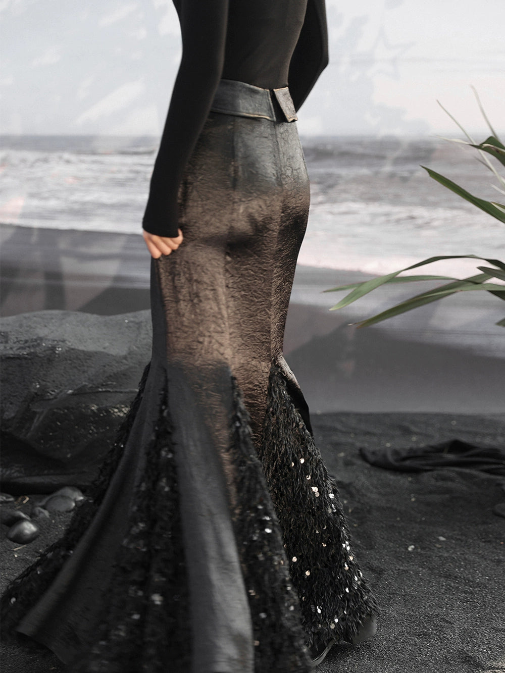 Step into sophistication with our New Chinese-inspired ensemble: a dark fishtail skirt paired elegantly with a black trumpet sweater top. Accentuated with sequined feather satin details, this ensemble exudes luxury and modern elegance. Explore our collection for timeless pieces that seamlessly blend classic Chinese style with contemporary design sensibilities.