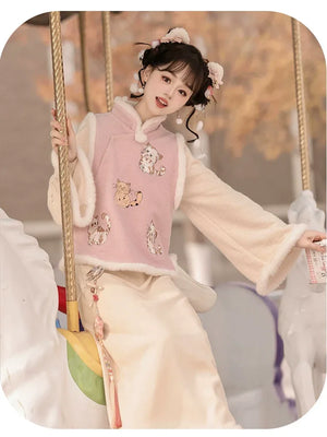 Raccoon Embroidered Hanfu Vest Set for Women – Short Vest with New Chinese Style Lantern Pants & Qipao Skirt, Autumn/Winter Outfit - Yandan_Hanfu