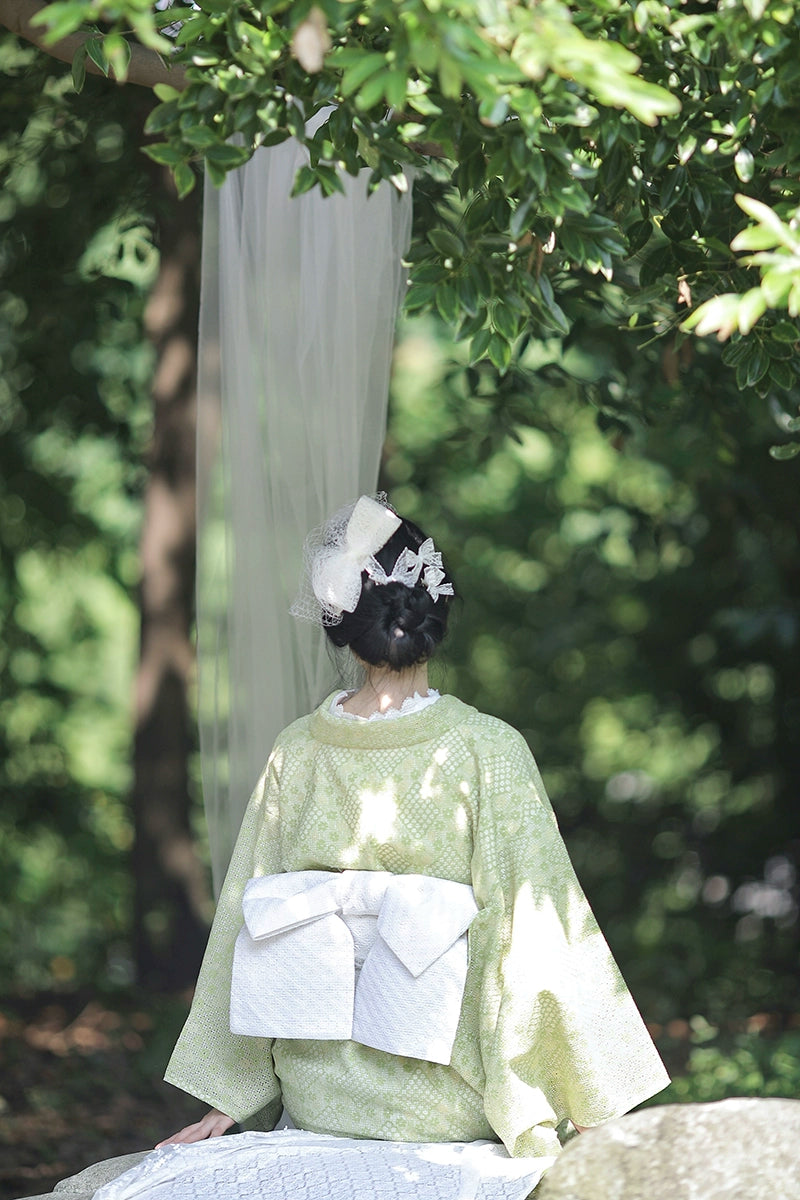 Back view of green Taisho Roman kimono with white lace obi.