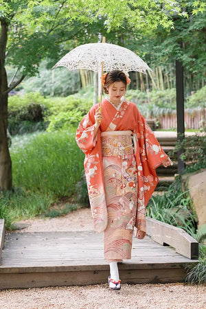 Japanese retro kimono with orange chrysanthemum pattern, featuring a single-layer design and paired with a lace parasol for travel photography.