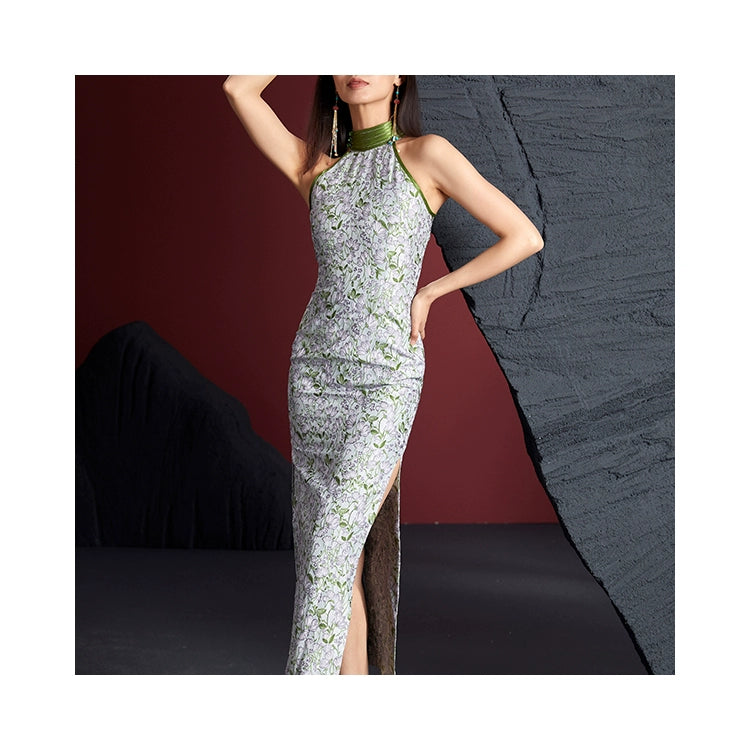 Close-up of retro jacquard sleeveless cheongsam with green floral pattern and high slit. Made with a cotton-silk blend for comfort and elegance.