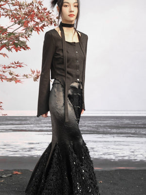 Step into sophistication with our New Chinese-inspired ensemble: a dark fishtail skirt paired elegantly with a black trumpet sweater top. Accentuated with sequined feather satin details, this ensemble exudes luxury and modern elegance. Explore our collection for timeless pieces that seamlessly blend classic Chinese style with contemporary design sensibilities.