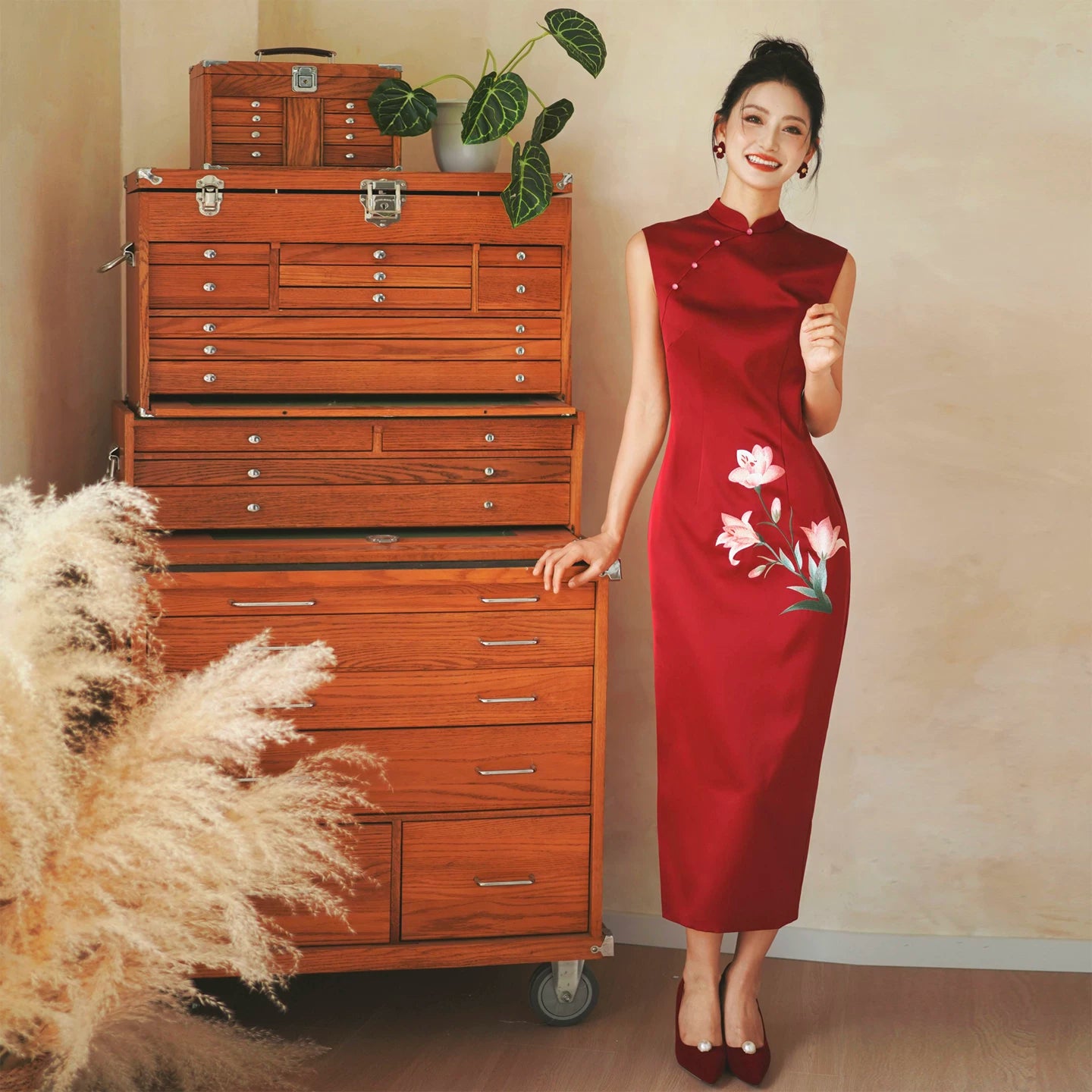 He Huanxi Red Embroidered Cheongsam | Chinese Wedding Toast Dress Red Hehuanxi original Embroidered Cheongsam / M He Huanxi Red Embroidered Cheongsam | Chinese Wedding Toast Dress Red Hehuanxi original Embroidered Cheongsam / M