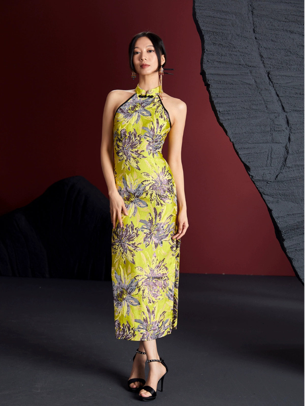 Gold bamboo cheongsam in jacquard brocade with floral patterns, sleeveless halter neck, and mid-length cut. Non-stretch cotton-silk blend.