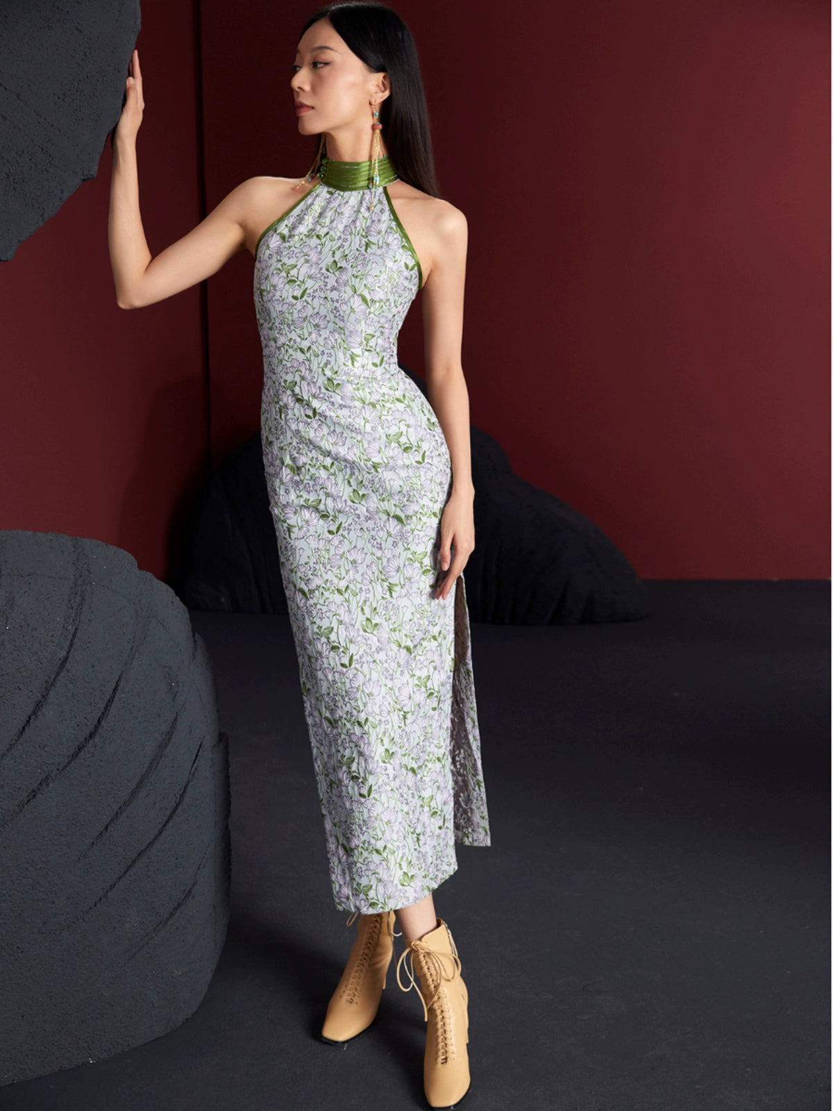 Elegant retro cheongsam dress featuring a sleeveless design, green floral jacquard fabric, and side slit. Perfect for formal occasions.