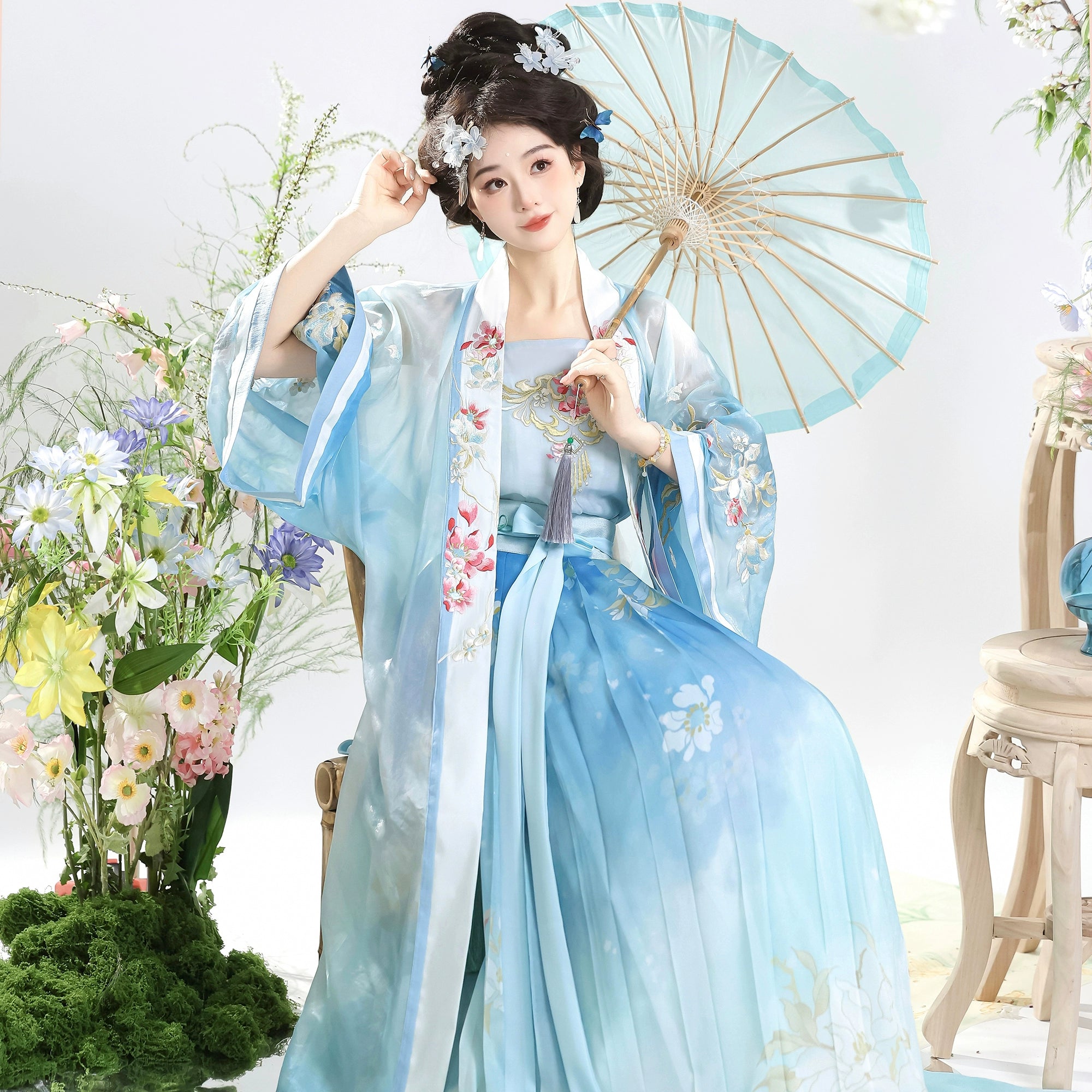 Petals in the Breeze】Song-Style Hanfu Set with Short-Sleeve
