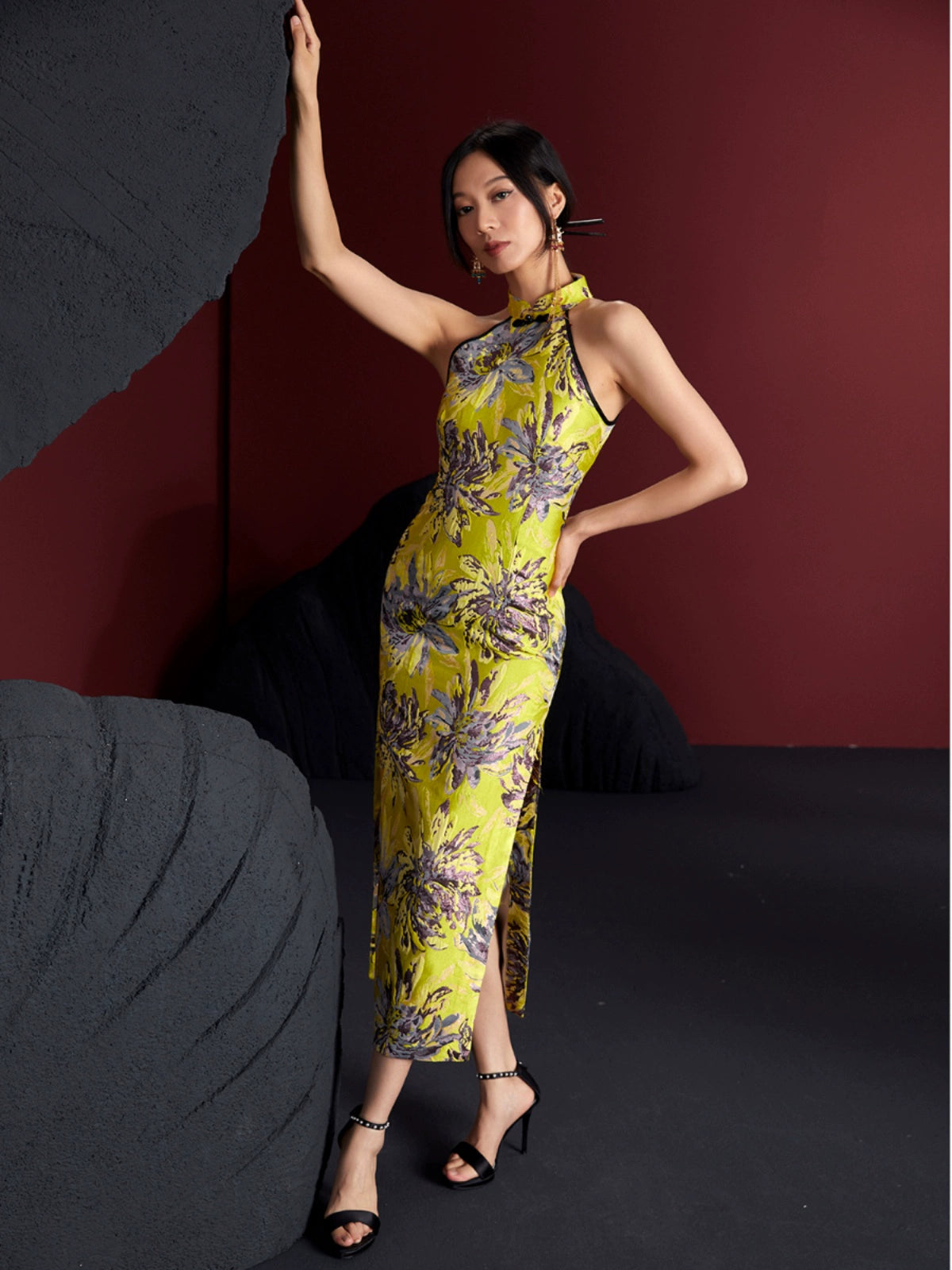 Medium-length gold bamboo cheongsam featuring jacquard floral patterns, sleeveless halter neck, and side slit. Non-stretch brocade material.