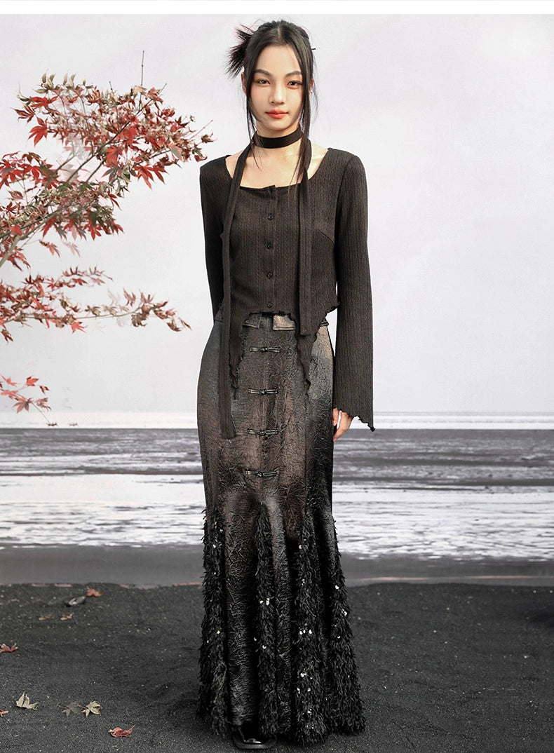 Step into sophistication with our New Chinese-inspired ensemble: a dark fishtail skirt paired elegantly with a black trumpet sweater top. Accentuated with sequined feather satin details, this ensemble exudes luxury and modern elegance. Explore our collection for timeless pieces that seamlessly blend classic Chinese style with contemporary design sensibilities.