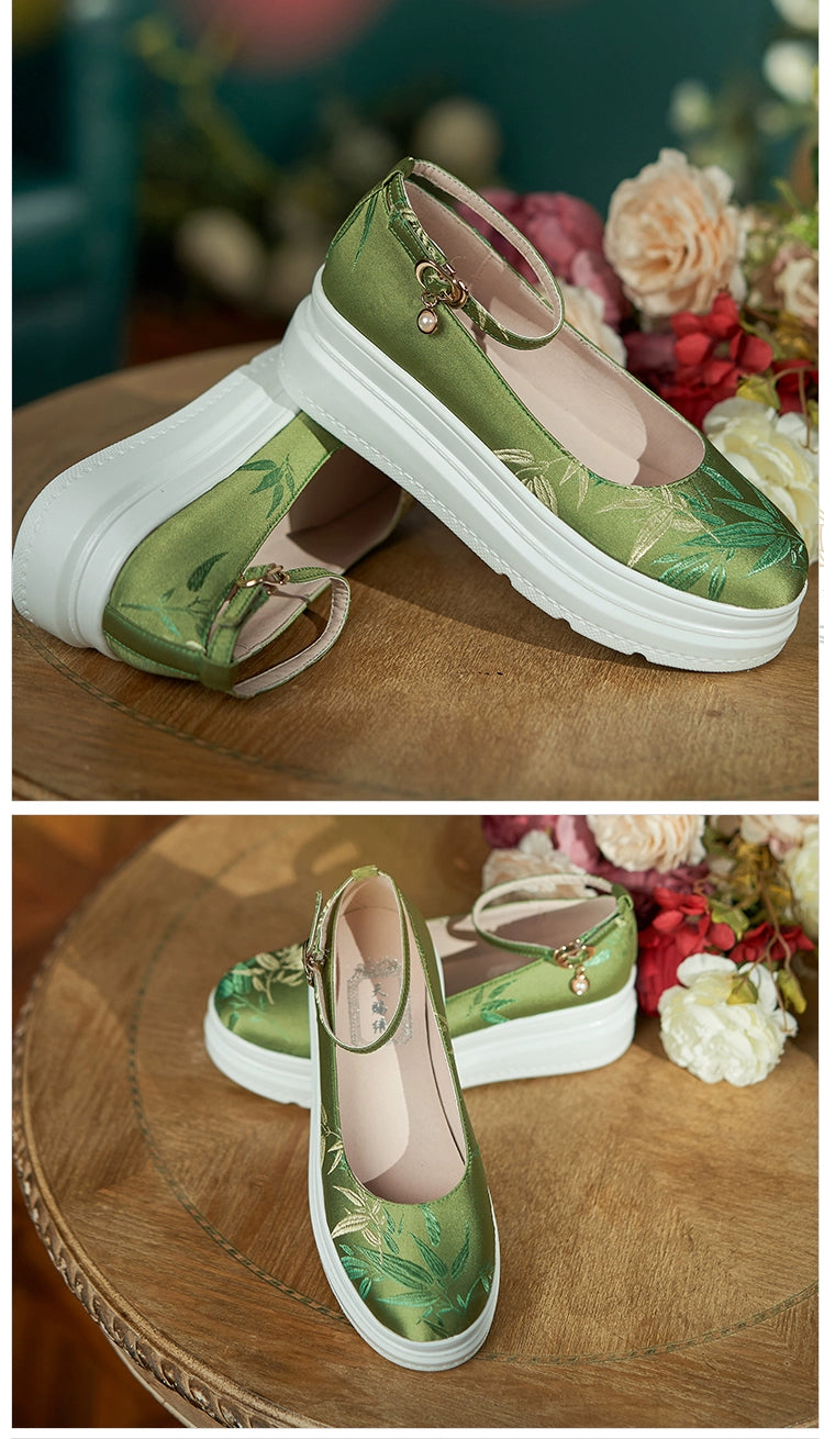 Step into tradition with our green hanfu shoes, inspired by ancient Chinese shoes and traditional Chinese shoes. Perfect for any occasion, these styles include Chinese mary jane shoes, elegant designs for Chinese shoes for women, and unique Chinese wrestling shoes.