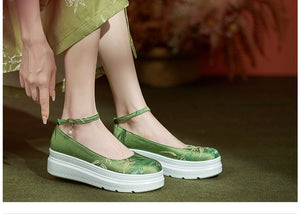 Step into tradition with our green hanfu shoes, inspired by ancient Chinese shoes and traditional Chinese shoes. Perfect for any occasion, these styles include Chinese mary jane shoes, elegant designs for Chinese shoes for women, and unique Chinese wrestling shoes.