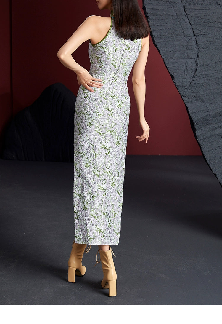 Back view of retro sleeveless cheongsam dress with green floral jacquard fabric, zipper closure, and fitted silhouette. Perfect for elegant occasions.