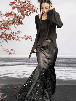 Step into sophistication with our New Chinese-inspired ensemble: a dark fishtail skirt paired elegantly with a black trumpet sweater top. Accentuated with sequined feather satin details, this ensemble exudes luxury and modern elegance. Explore our collection for timeless pieces that seamlessly blend classic Chinese style with contemporary design sensibilities.